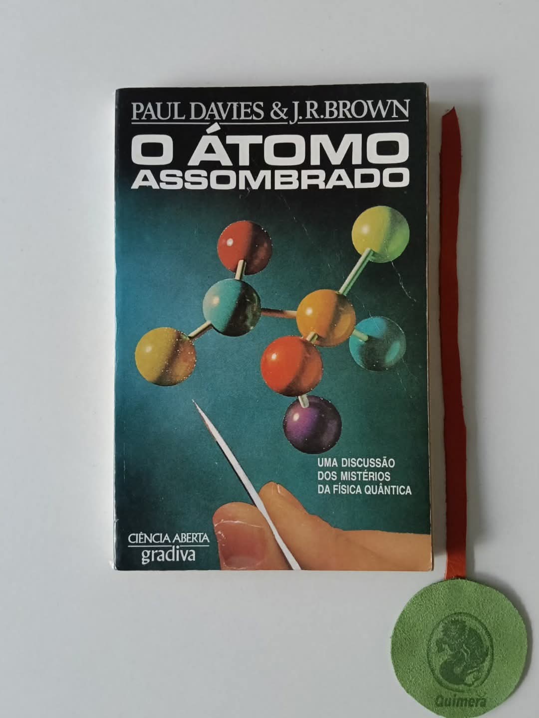 DAVIES (Paul) e BROWN (J. R.). - O ÁTOMO ASSOMBRADO: Uma discussão dos mistérios da física quântica