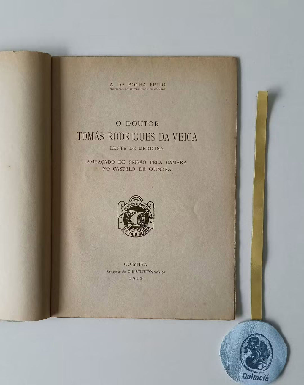 BRITO (A. da Rocha). - O DOUTOR TOMÁS RODRIGUES DA VEIGA, Lente de Medicina, Ameaçado de prisão pela câmara no castelo de Coimbra.
