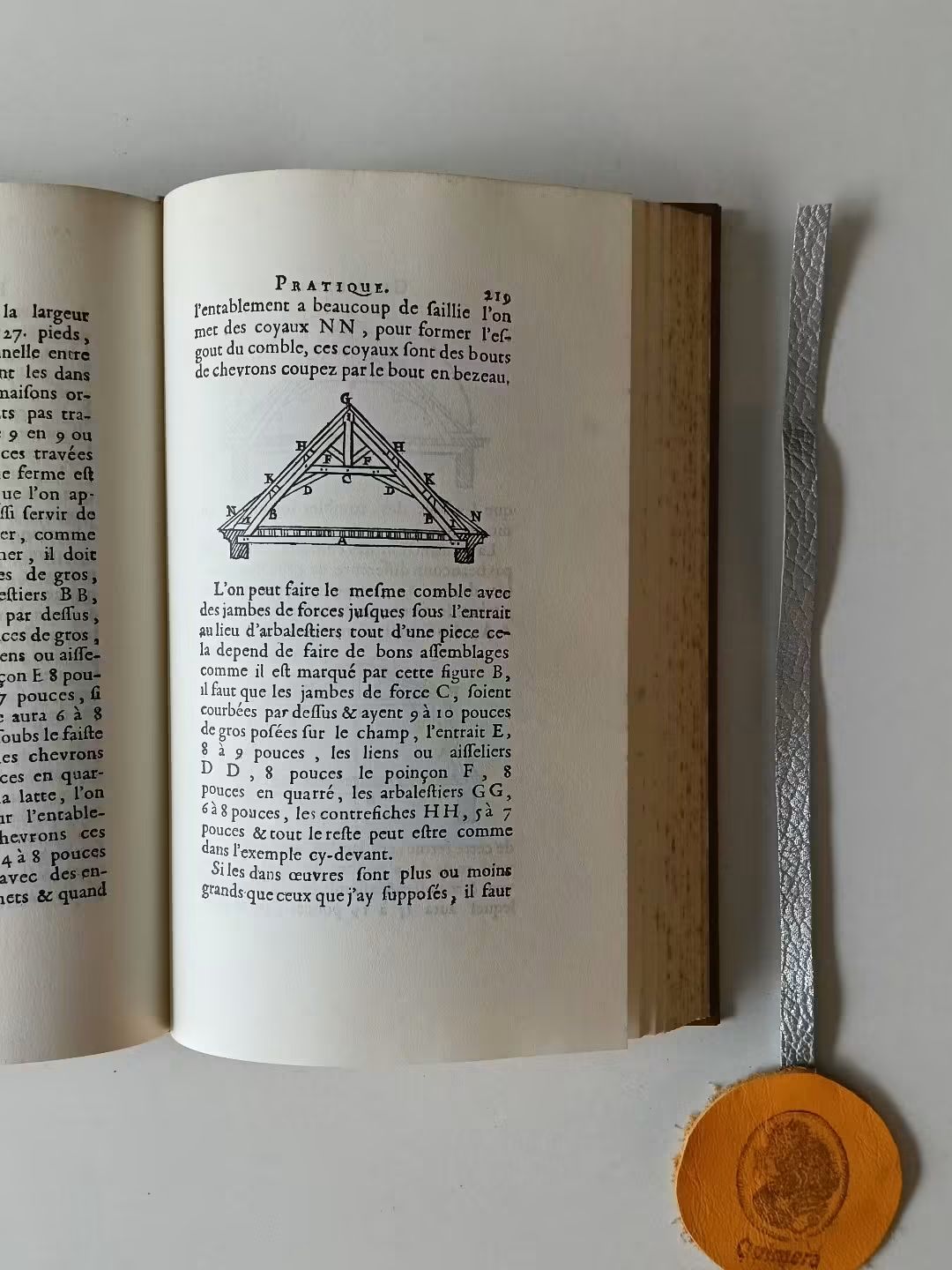 BULLET (PIerre). - L'ARCHITECTURE PRATIQUE, QUI COMPREND LE DETAIL du Toisé, & du Devis des Ouvrages de Massonnerie, Charpenterie, Menuiserie, Serrurerie, Plomberie, Vitrerie Ardoise, Tuille, Pavé de Grais & Impression