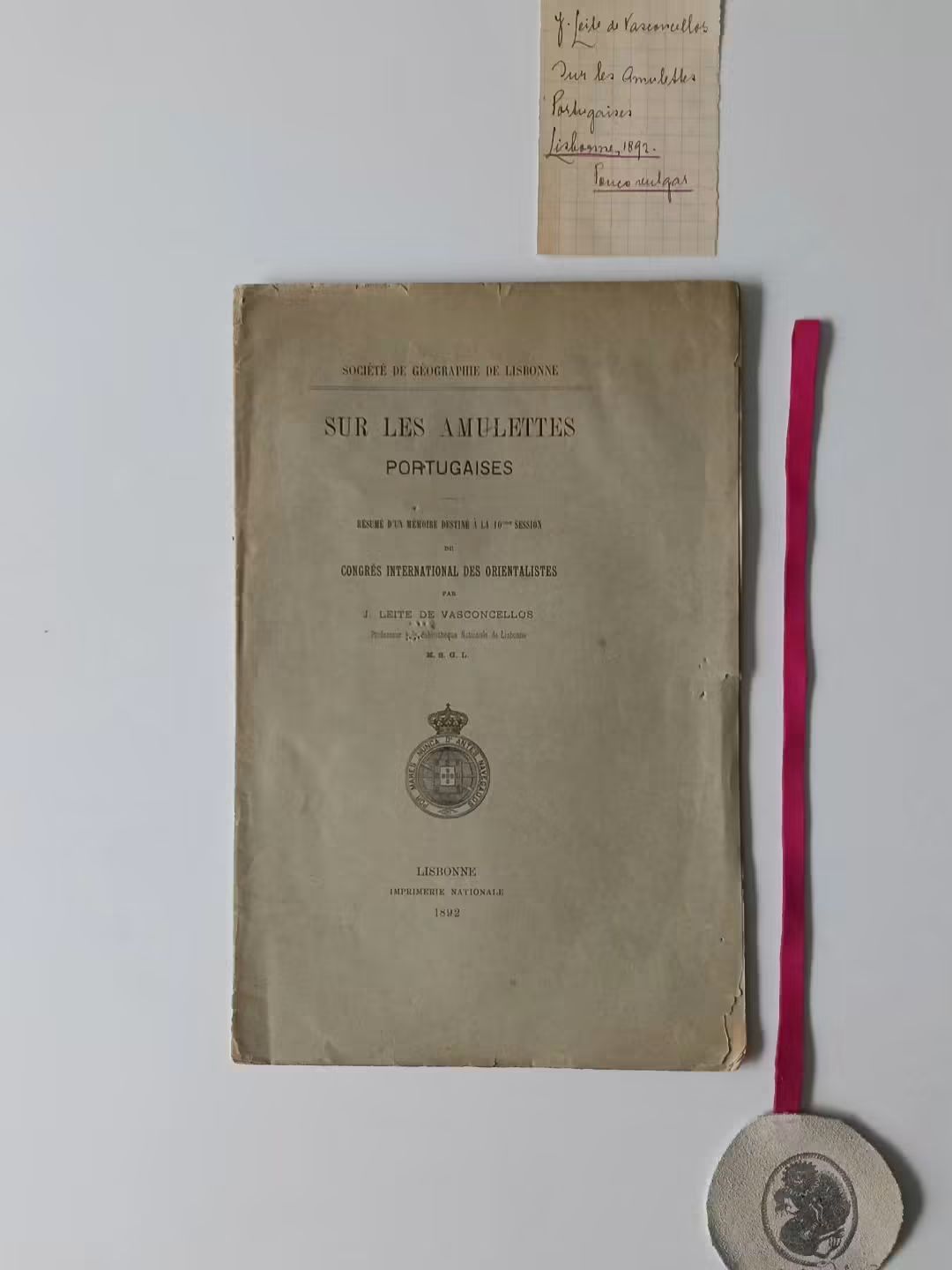 VASCONCELLOS (J. Leite de). - SUR LES AMULETTES PORTUGAISES, Résumé d'un mémoire destiné à la 10ème session du Congrès International des Orientalistes