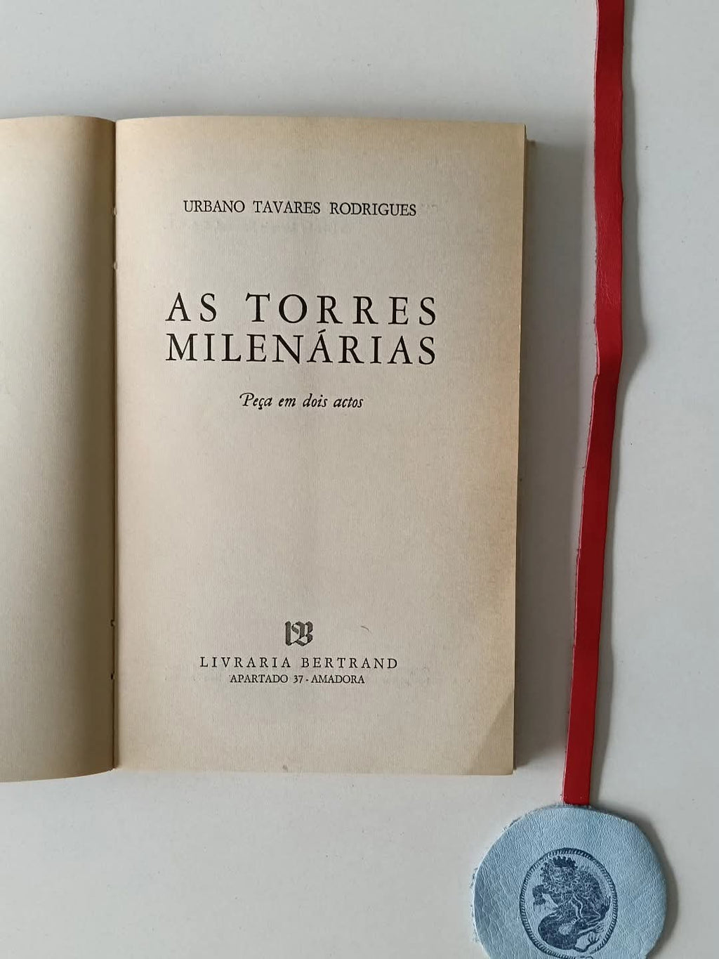 RODRIGUES (Urbano Tavares). - AS TORRES MILENÁRIAS